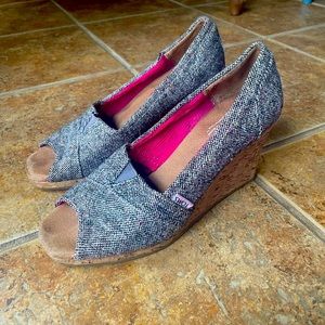 TOMS size 7.5 womens grey canvas tweed STELLA wedge heel cork peep toe slip-on